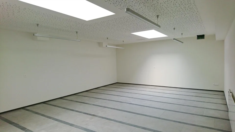 Helle Büro-/Ausstellungsfläche im 1. OG