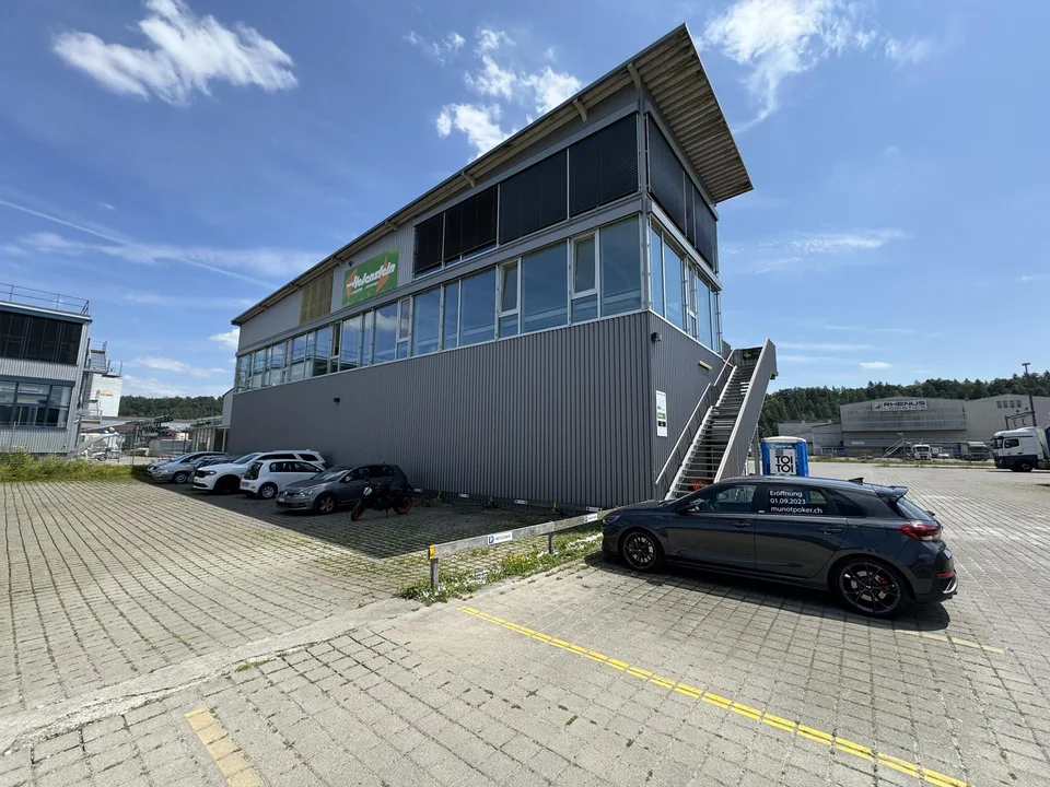 Zentrale Büro- und Gewerbefläche zu vermieten!
