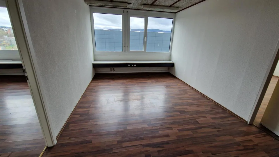 62 m2 Büroräume mit Einbauschränken an bester Lage in Oberwil