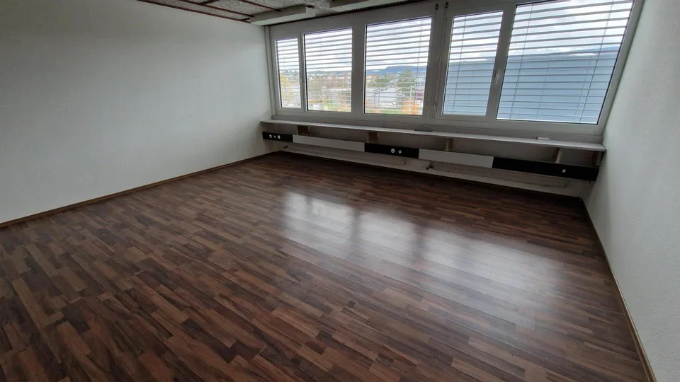 62 m2 Büroräume mit Einbauschränken an bester Lage in Oberwil