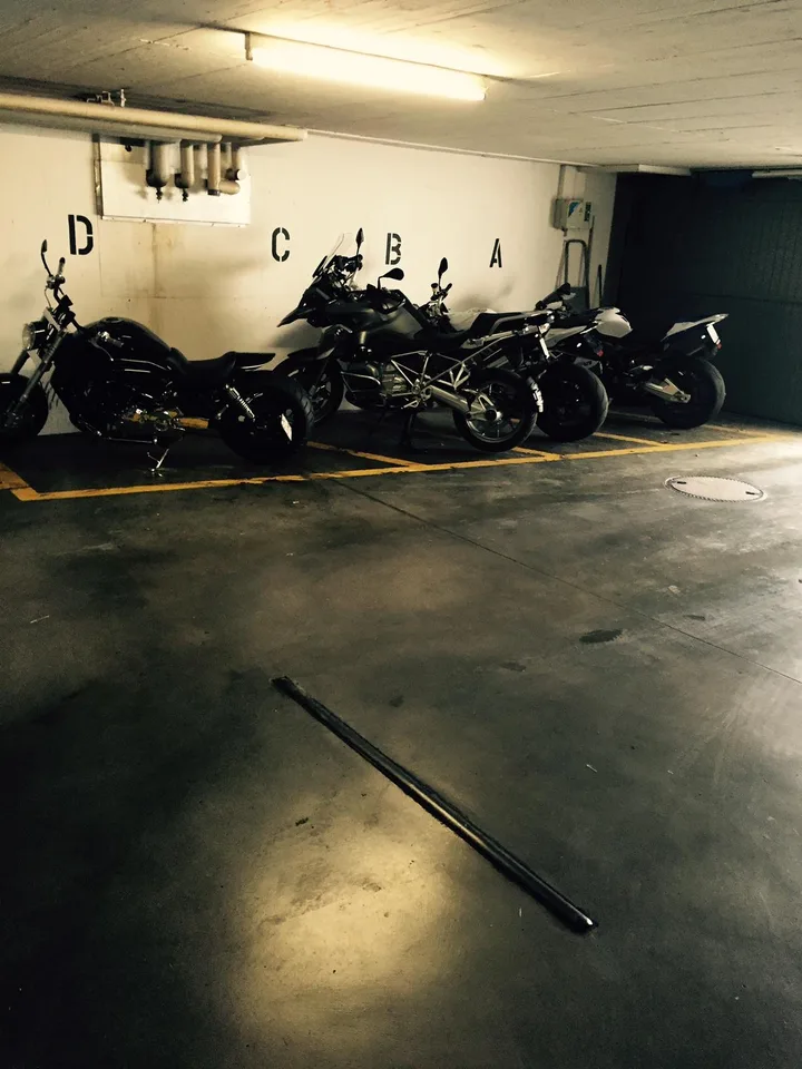 Motorradplatz in der Tiefgarage!