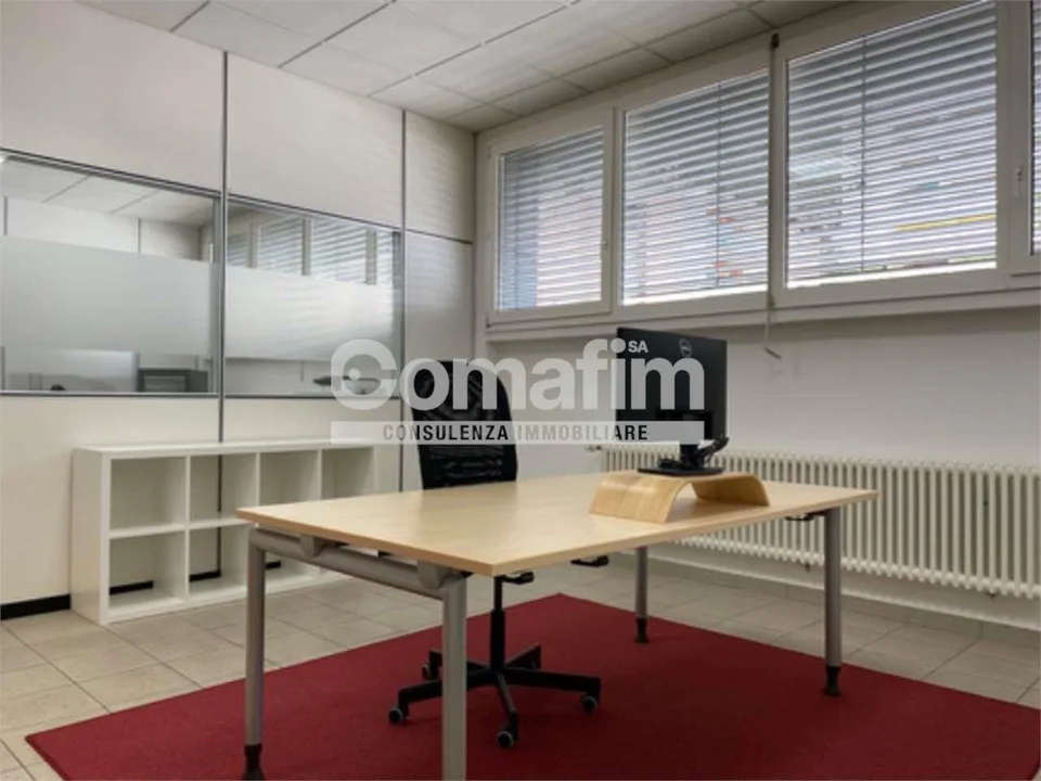Ufficio privato arredato in un coworking