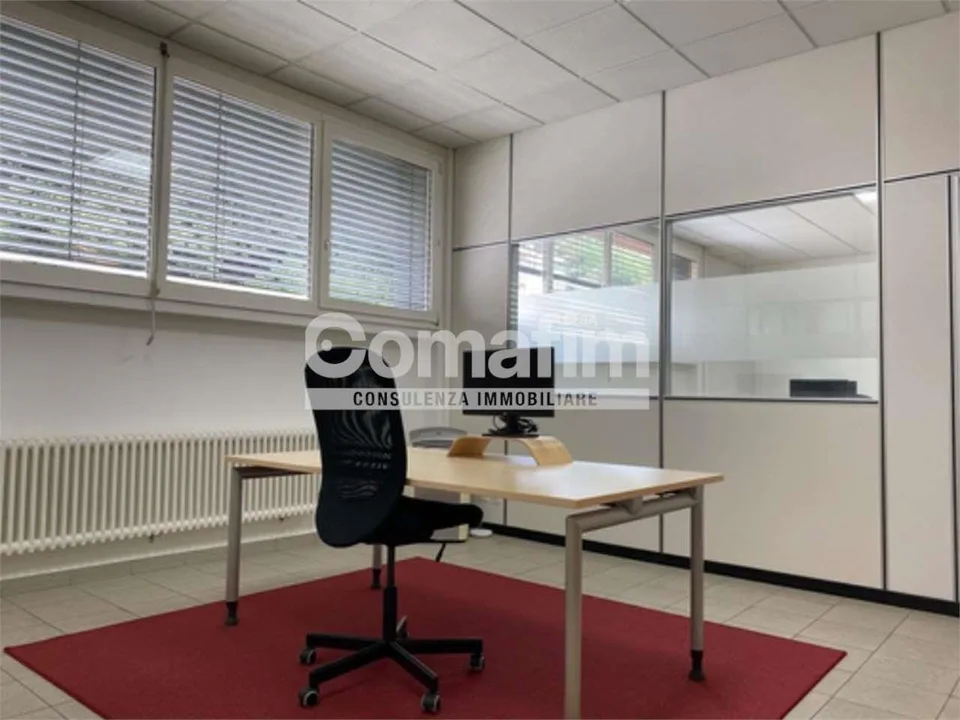 Ufficio privato arredato in un coworking
