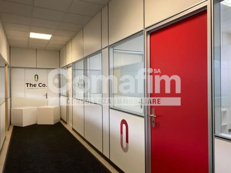 Ufficio privato arredato in un coworking