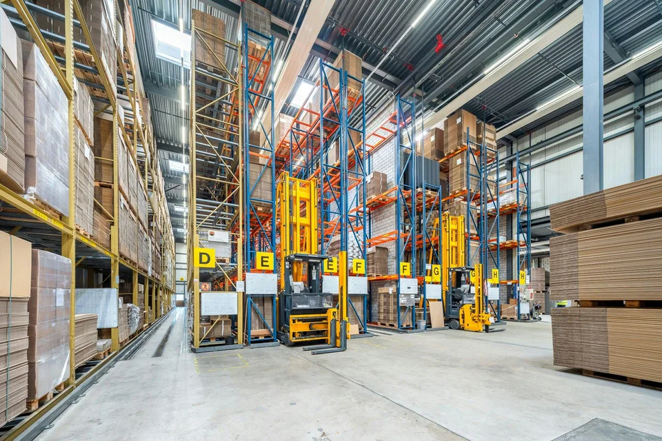 Halbautomatisches Hochregallager mit ca. 2'200 Standard-Palettenplä...