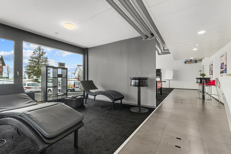 Repräsentative Gewerbefläche mit hoher Visibilität und Parkplätzen