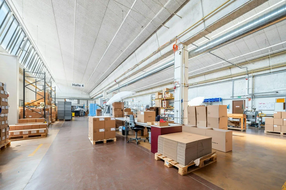 1'300 m2 5,5 m hohe Shedhalle mit grosszügiger Anlieferung, grossen...