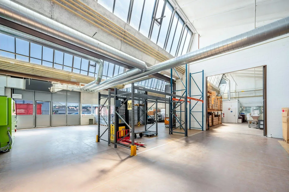1'300 m2 5,5 m hohe Shedhalle mit grosszügiger Anlieferung, grossen...