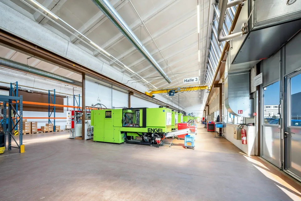 1'300 m2 5,5 m hohe Shedhalle mit grosszügiger Anlieferung, grossen...