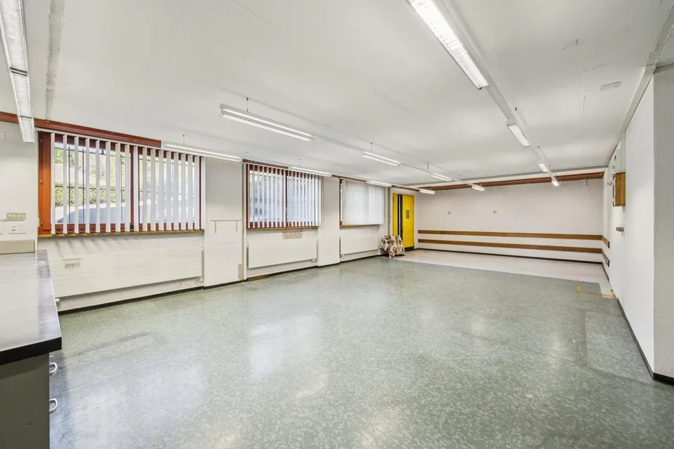 Spacieux bureaux à louer à Develier