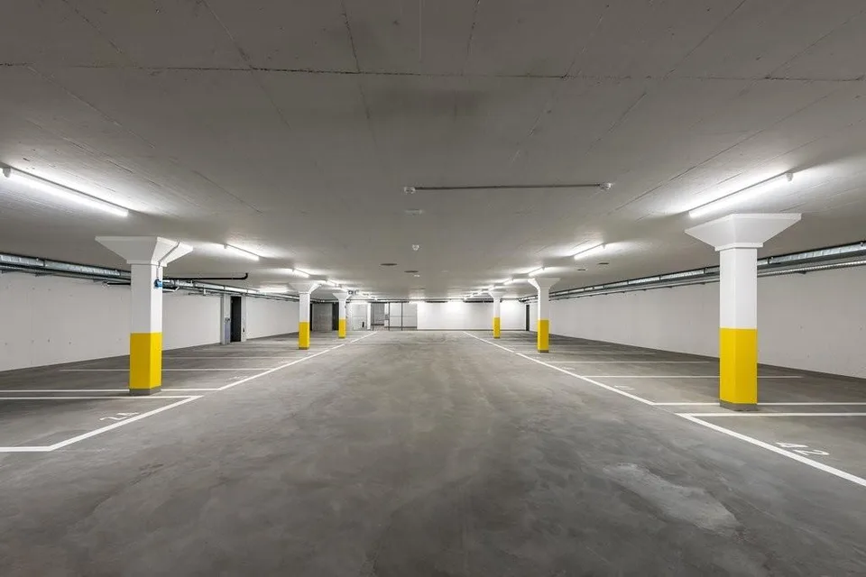 Motorradplatz in neuer Einstellhalle in Zürich