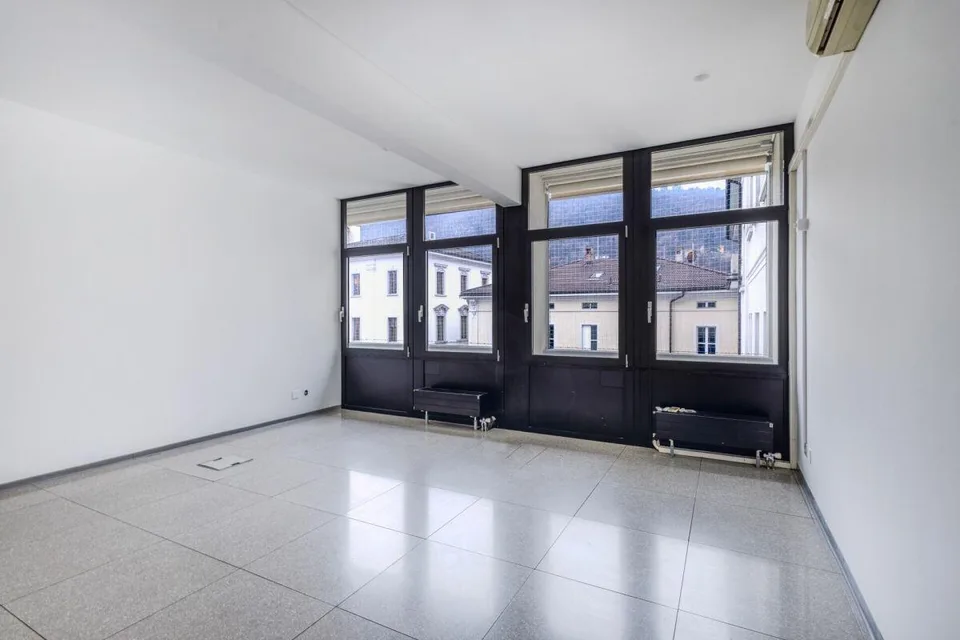 Ufficio in centro a Chiasso vis-a-vis la stazione FFS