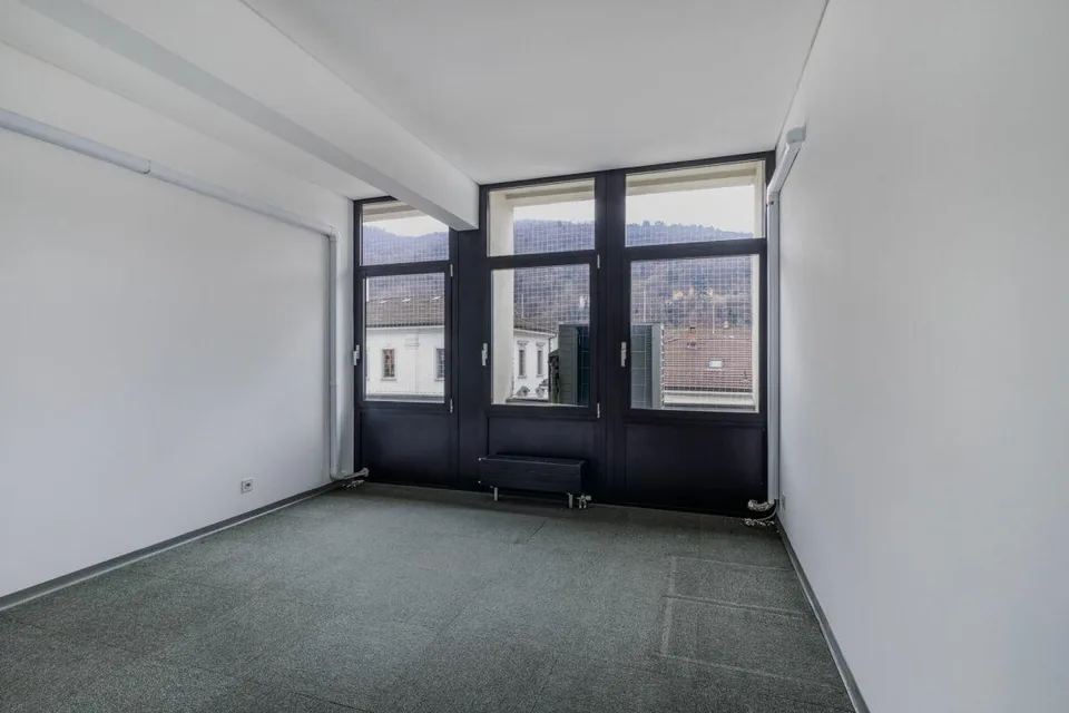 Ufficio in centro a Chiasso vis-a-vis la stazione FFS