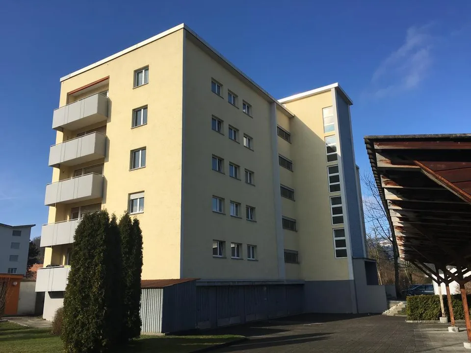 überdachter Aussenparkplatz