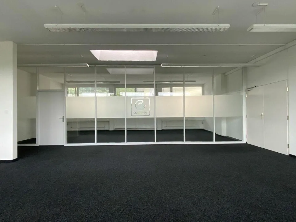 Büroraum mit gemeinsamem Empfang & Küche