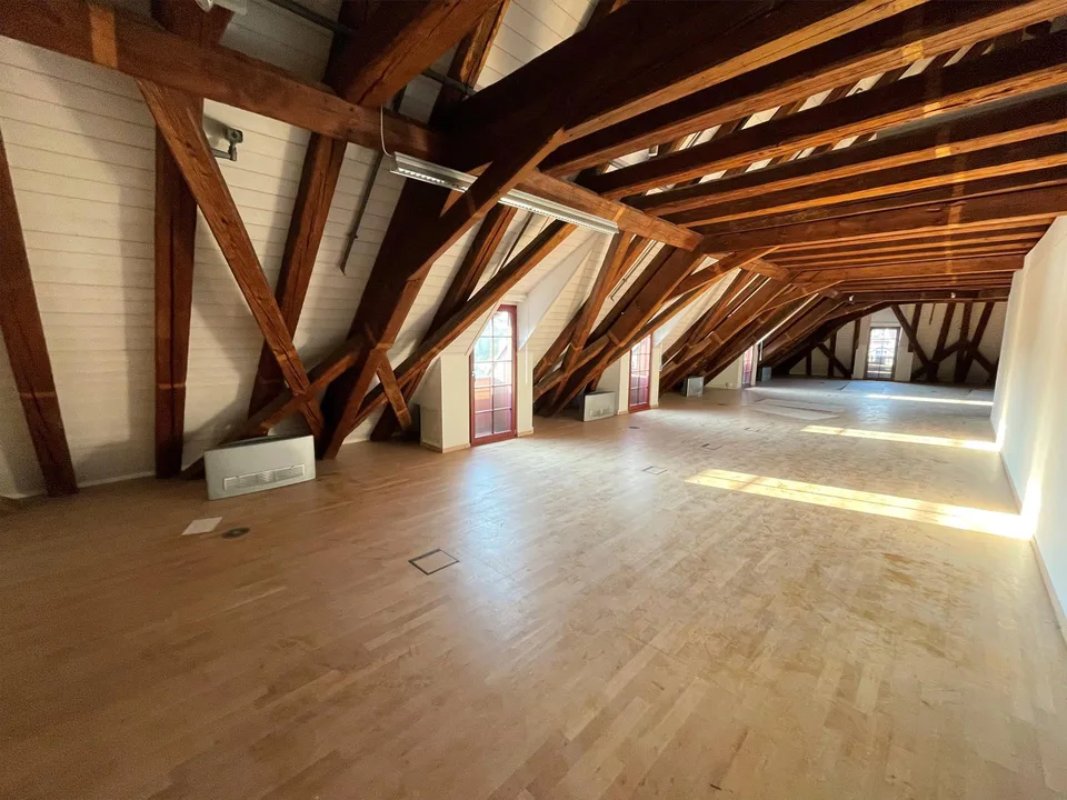 Arbeiten im historischen Güterhof am Rhein