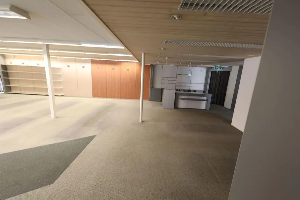 Grosses Ladenlokal für Gewerbe im Erdgeschoss – Foto 6 von 17