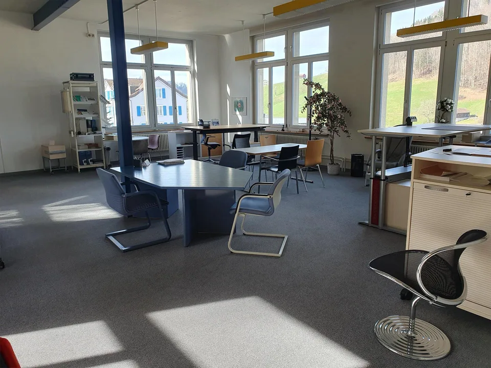 Arbeiten im Büro mit inspirierender Aussicht. Option mit 107 m2 Lager.