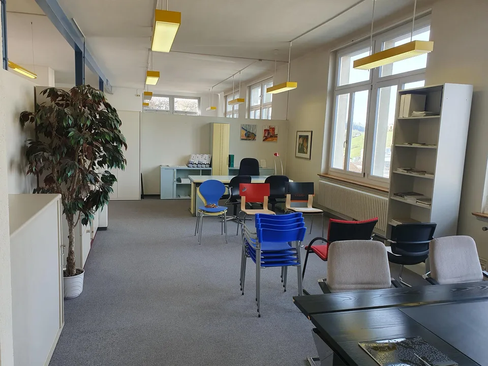 Arbeiten im Büro mit inspirierender Aussicht. Option mit 107 m2 Lager.