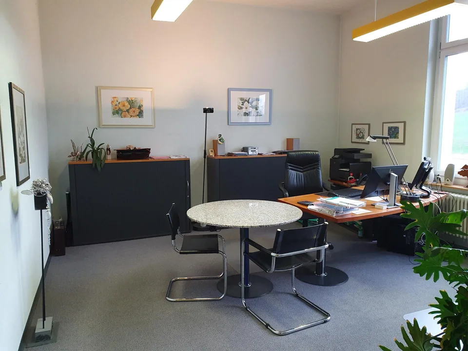Arbeiten im Büro mit inspirierender Aussicht. Option mit 107 m2 Lager.