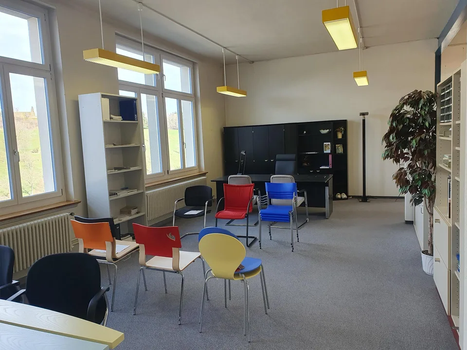 Arbeiten im Büro mit inspirierender Aussicht. Option mit 107 m2 Lager.
