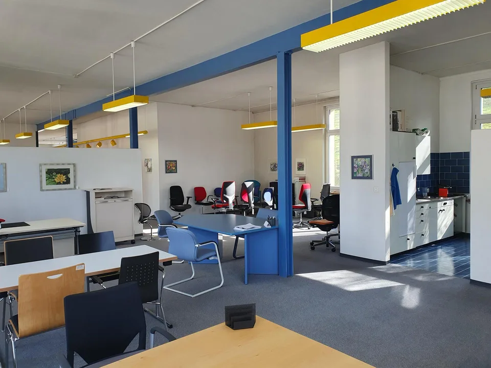 Arbeiten im Büro mit inspirierender Aussicht. Option mit 107 m2 Lager.