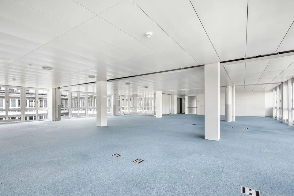 PLAZA | Helle Bürofläche im obersten Stockwerk