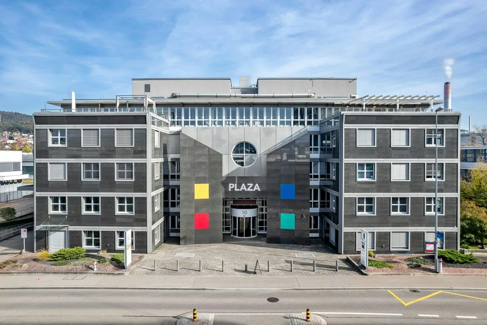 PLAZA | Helle Bürofläche im obersten Stockwerk