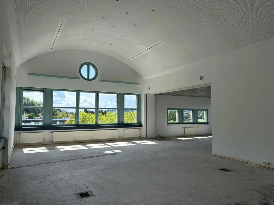 Büro / Atelier / Schulungsraum / Gewerberaum mit Küche im Dachgeschoss