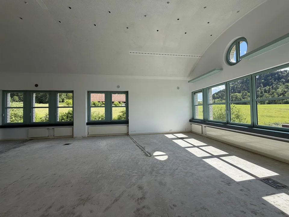 Büro / Atelier / Schulungsraum / Gewerberaum mit Küche im Dachgeschoss