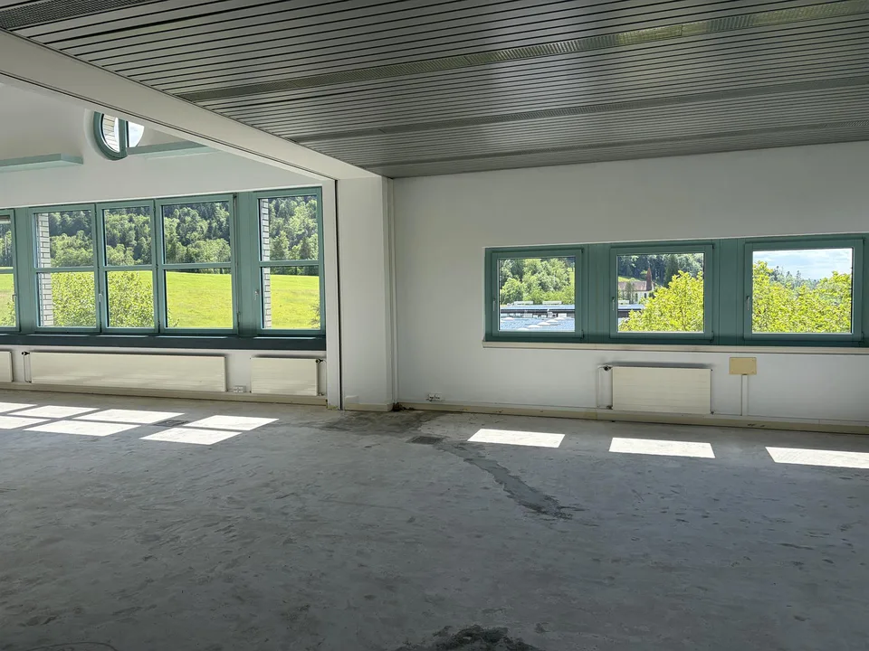 Büro / Atelier / Schulungsraum / Gewerberaum mit Küche im Dachgeschoss
