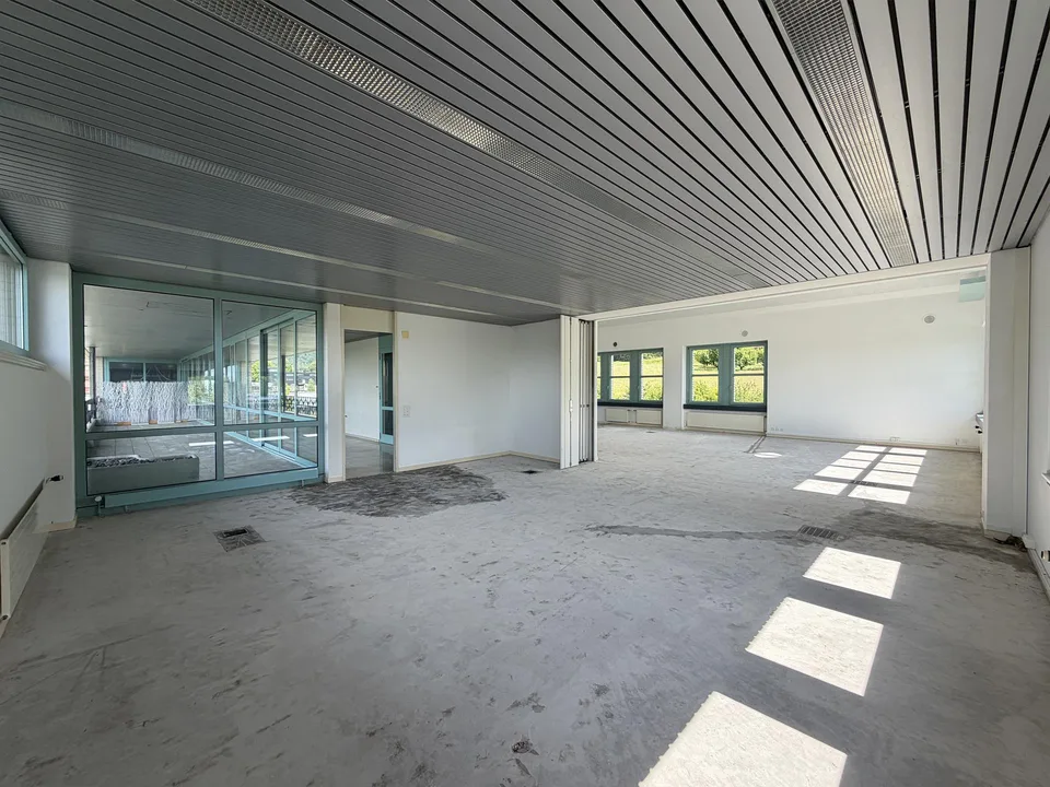 Büro / Atelier / Schulungsraum / Gewerberaum mit Küche im Dachgeschoss