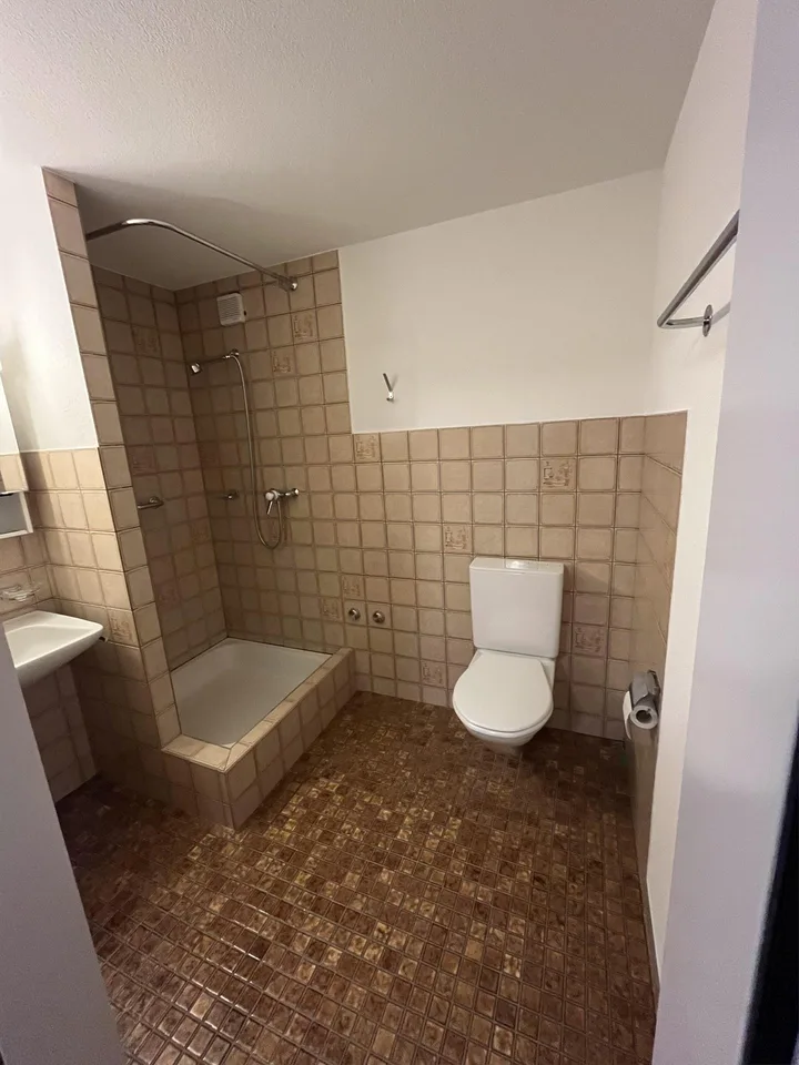 Ideale Single-Wohnung, Grosszügiger Grundriss, 6,2m2 Balkon & Lift – Foto 9 von 9