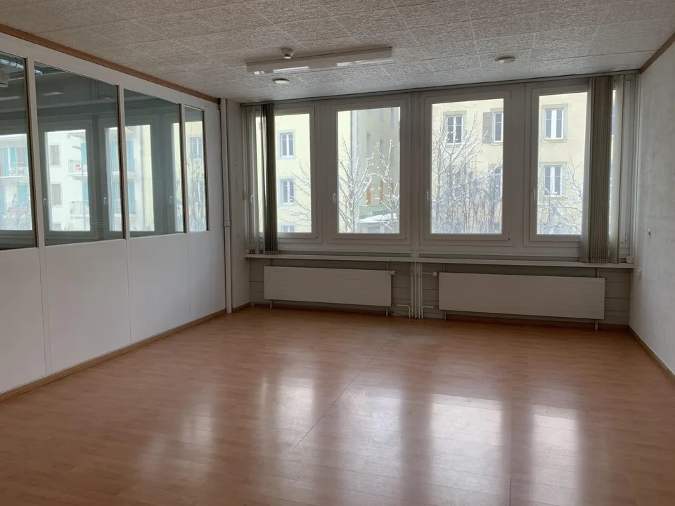 Surface administrative d'env. 290m2 à louer au 1er étage au Locle