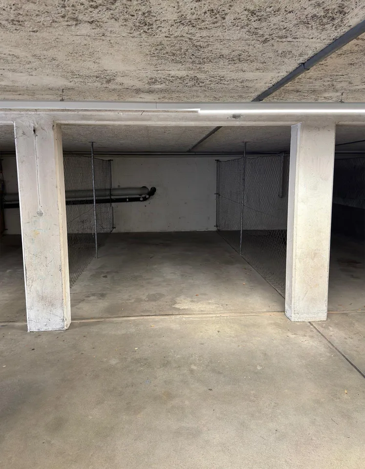 Tiefgaragenparkplatz / Offene Garage