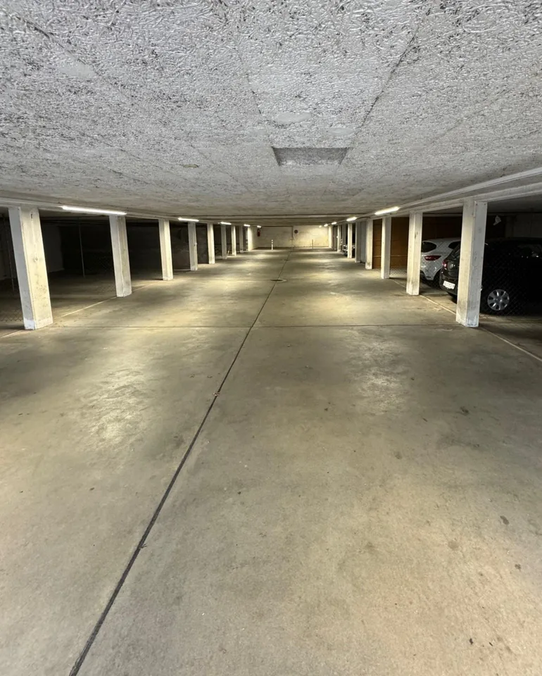 Tiefgaragenparkplatz / Offene Garage
