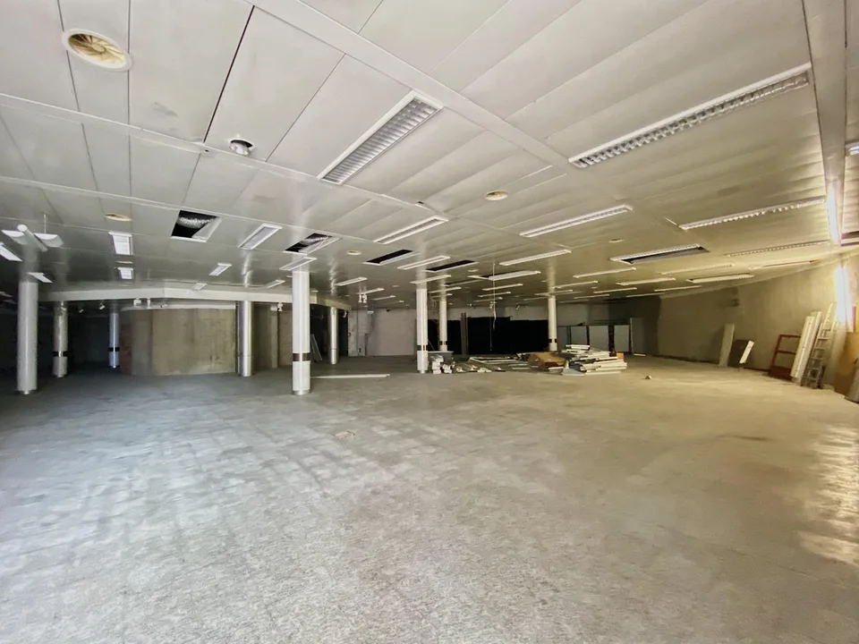 Affittasi ampio  spazio commerciale Mendriso