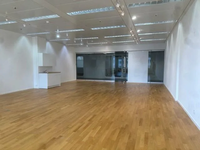 Einmalige Gelegenheit im TMC..!! im beliebten 4. OG Showroom/Büro – photo 6 of 9