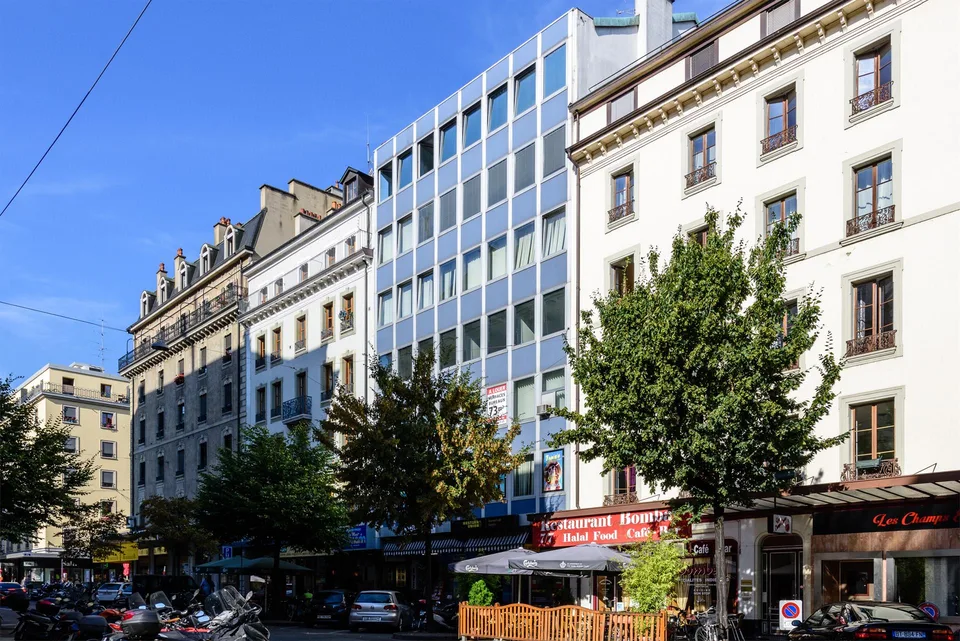 Arcade traversante sur 2 niveaux en zone piétonne proche de Cornavin