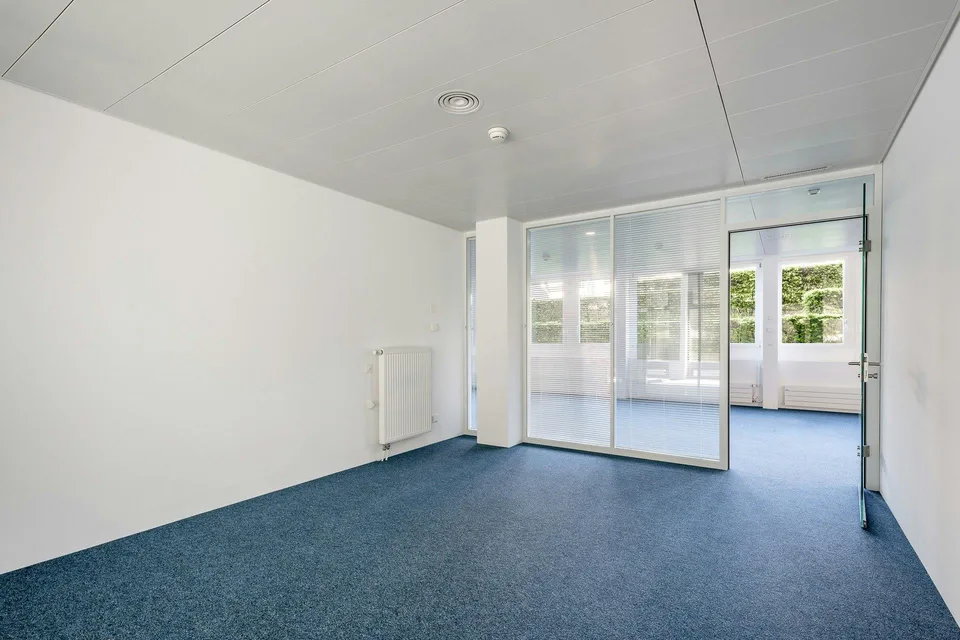 Soutterain Fläche mit Tageslicht in der nähe vom Flughafen zu vermi...