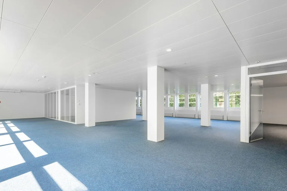 Soutterain Fläche mit Tageslicht in der nähe vom Flughafen zu vermi...