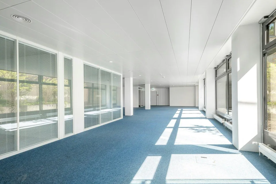 Soutterain Fläche mit Tageslicht in der nähe vom Flughafen zu vermi...