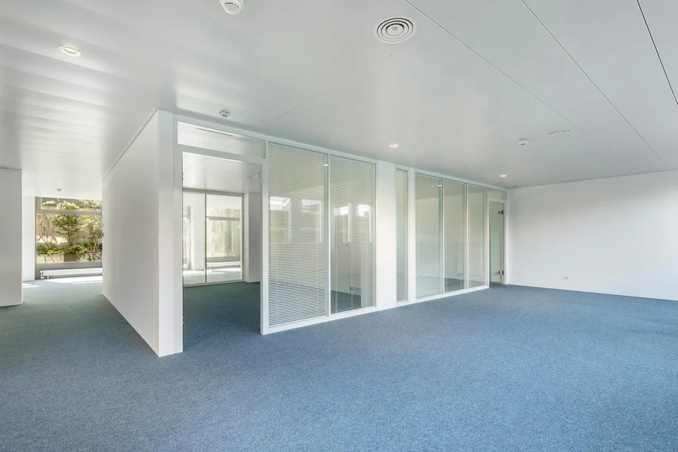 Soutterain Fläche mit Tageslicht in der nähe vom Flughafen zu vermi...