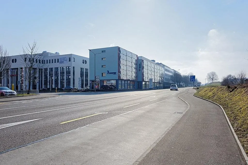 Offene Bürofläche mit grosser Verkehrsfläche zur Mitbenutzung