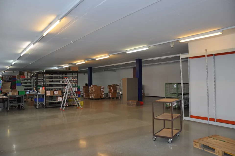 A louer locaux atelier, dépôts et bureaux de 964 m2