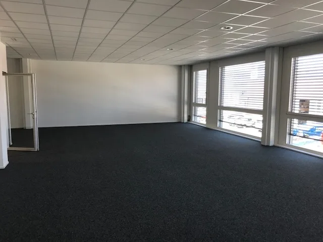 Praktischer komfortabler Büroraum