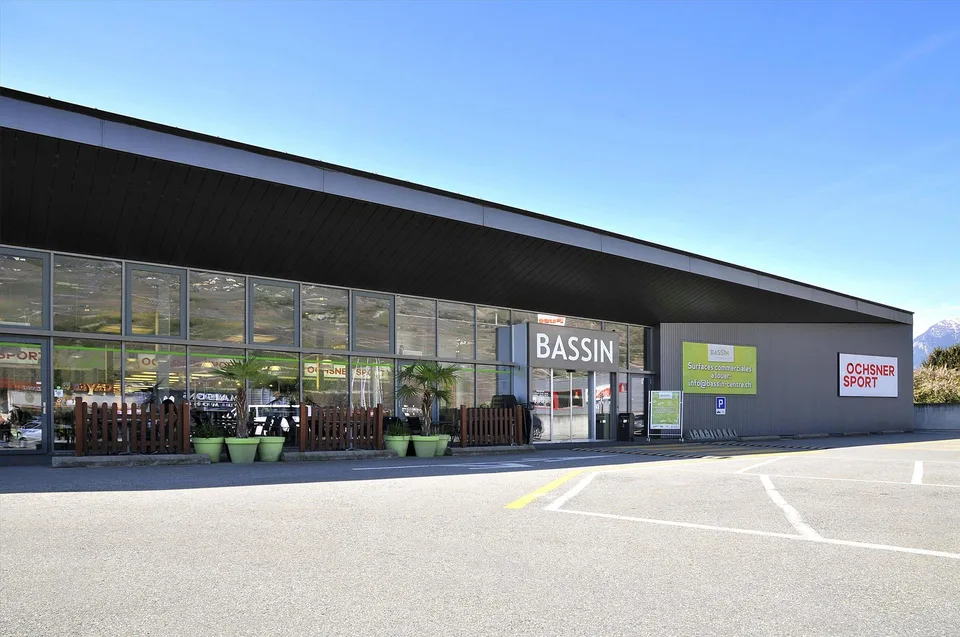 Belles surfaces au coeur de la zone commerciale de Conthey