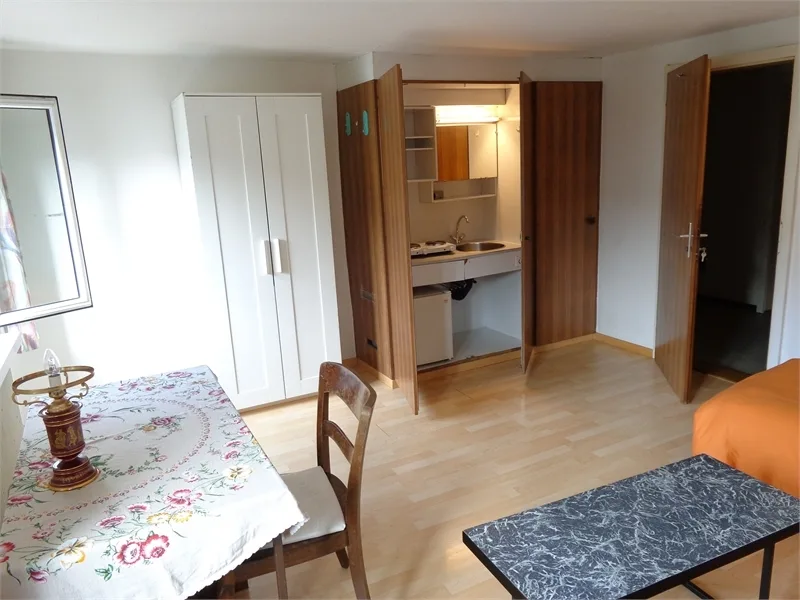 Möbiliertes Zimmer mit Kochmöglichkeit