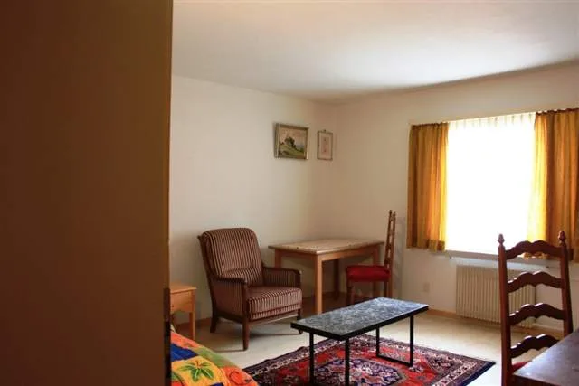 Möbiliertes Zimmer mit Kochmöglichkeit