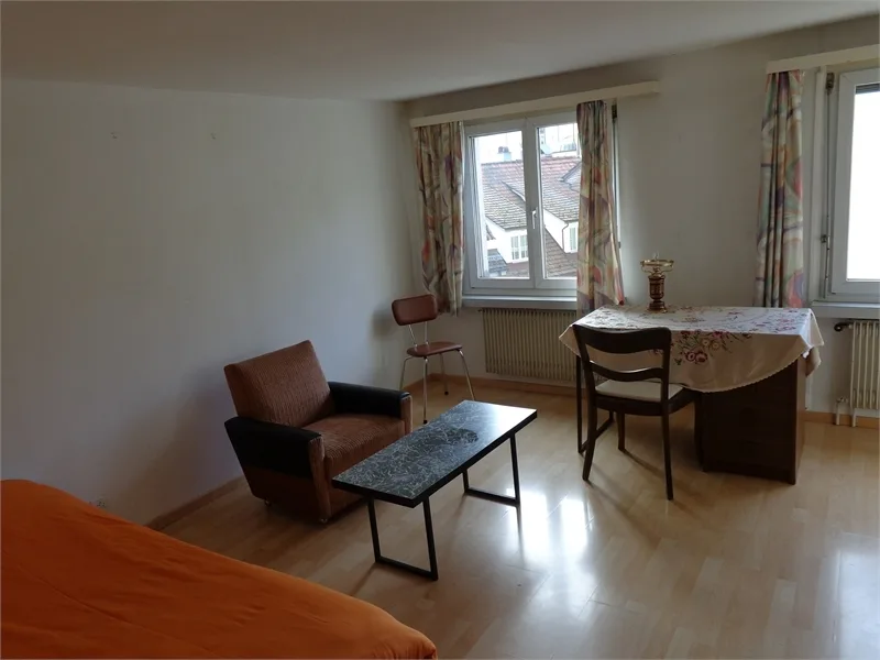 Möbiliertes Zimmer mit Kochmöglichkeit